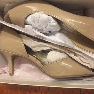 NWT Beige Bandolino open-toe half-d'orsay patent leather pumps size 7.5